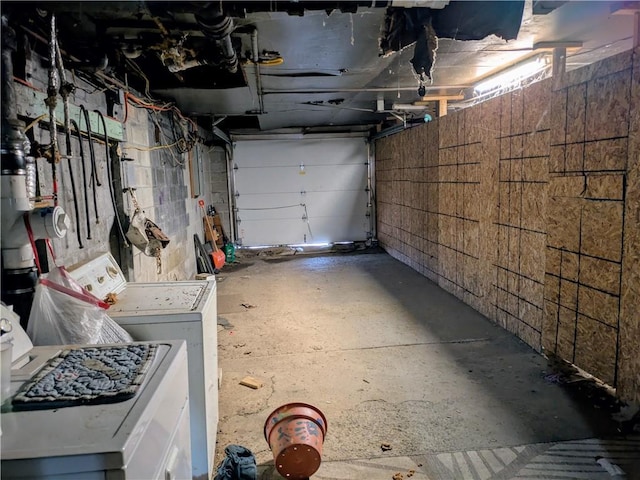 garage featuring washer / dryer