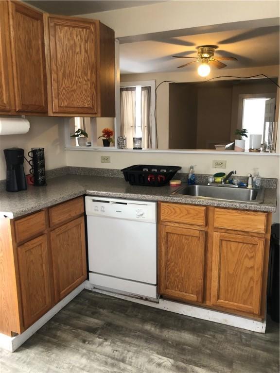 kitchen featuring sink, dark hardwood / wood-style floors, white dishwasher, kitchen peninsula, and ceiling fan