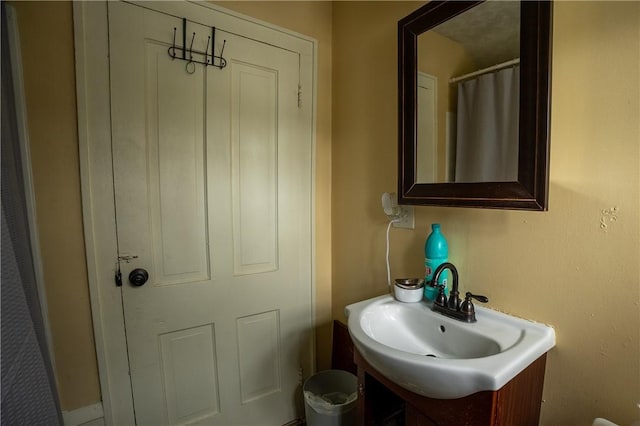 bathroom featuring sink