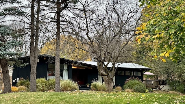 view of front of home featuring a front lawn