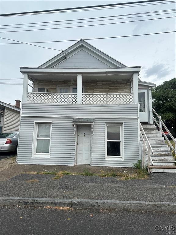 view of front of property featuring a balcony