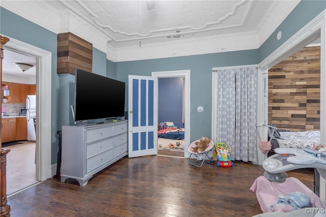 bedroom with ornamental molding, fridge, dark hardwood / wood-style floors, and ceiling fan