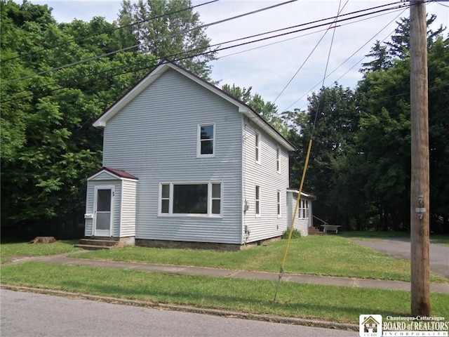 view of front of property featuring a front lawn