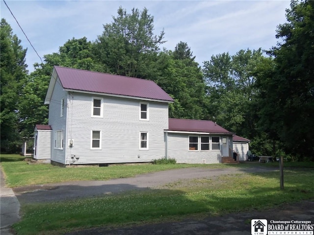 view of front of property with a front yard