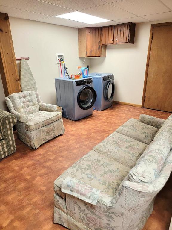 laundry area with cabinets and washing machine and clothes dryer