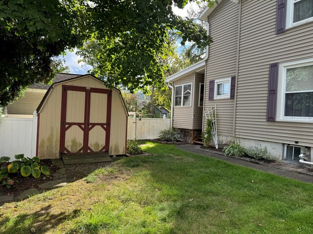 view of yard with a storage shed