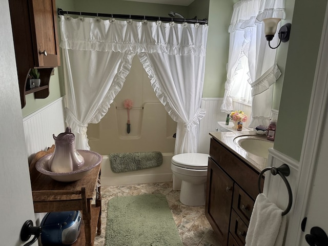 full bathroom with shower / bath combination with curtain, vanity, and toilet