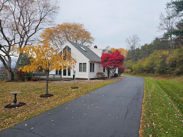 view of front facade with a front lawn