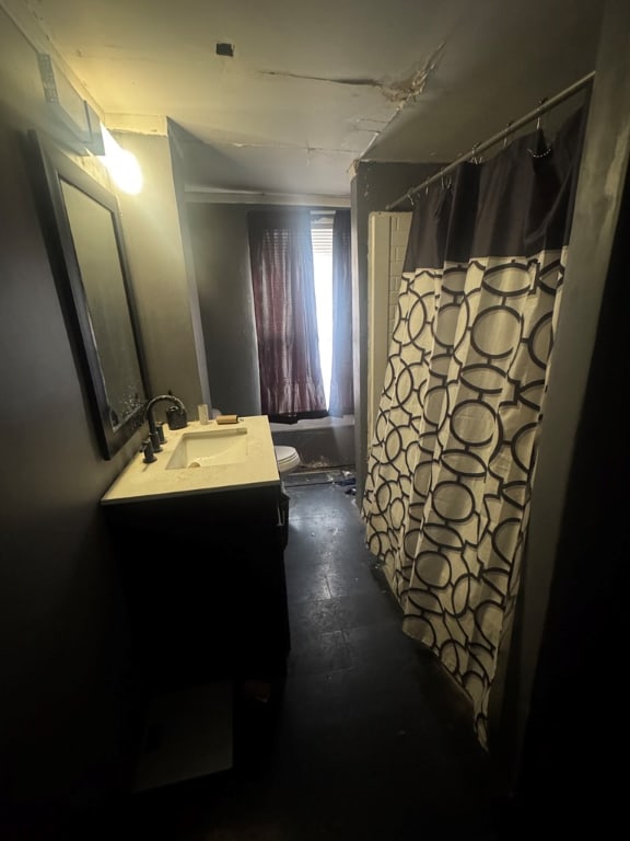 full bathroom featuring vanity, shower / bath combo with shower curtain, and toilet