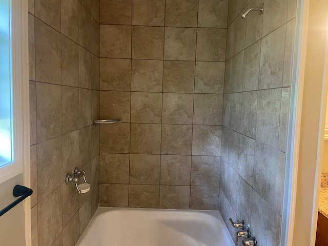 bathroom with tiled shower / bath combo