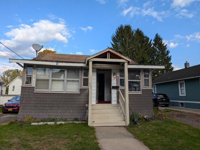 bungalow featuring a front lawn