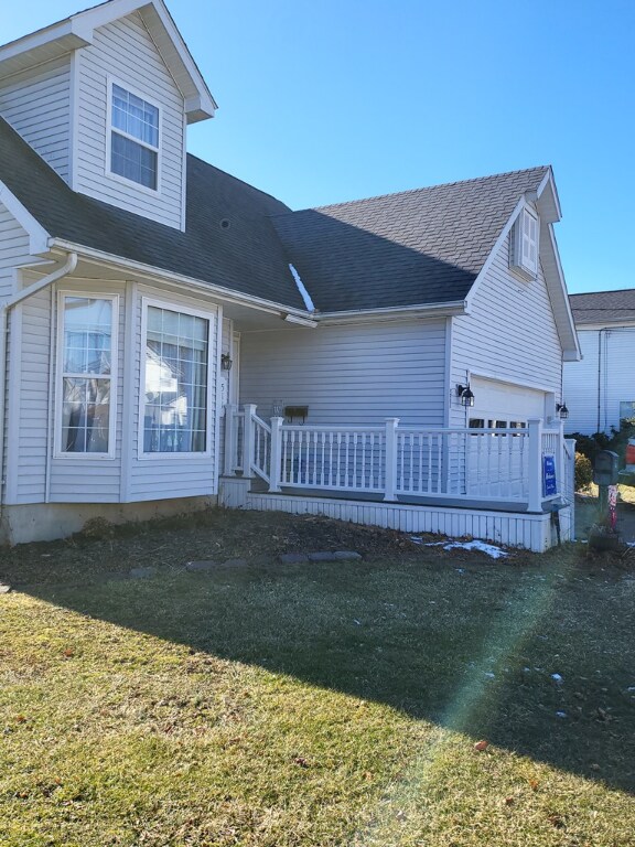 view of front of property featuring a garage and a front yard