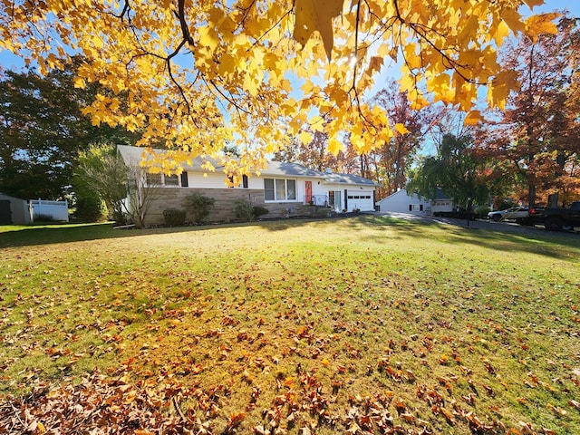 single story home featuring a front lawn