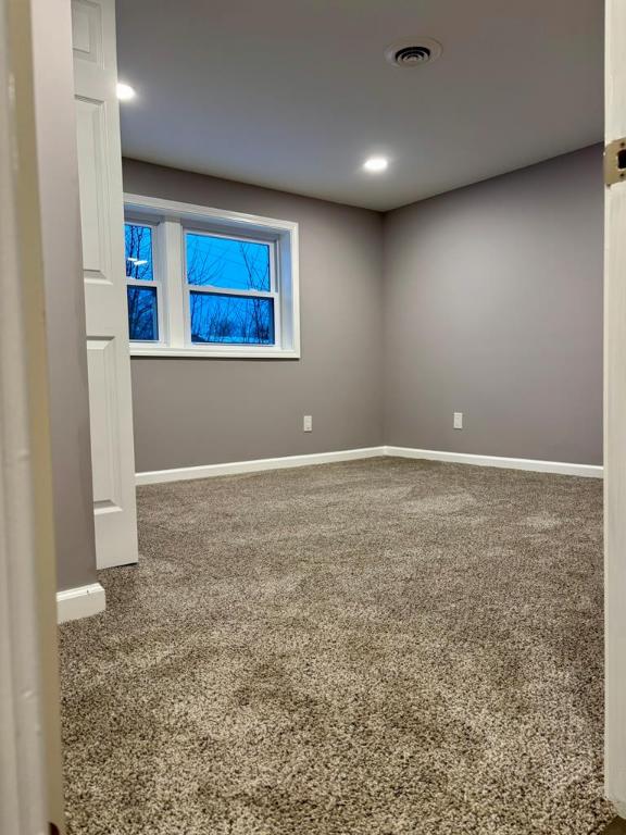 spare room with carpet flooring