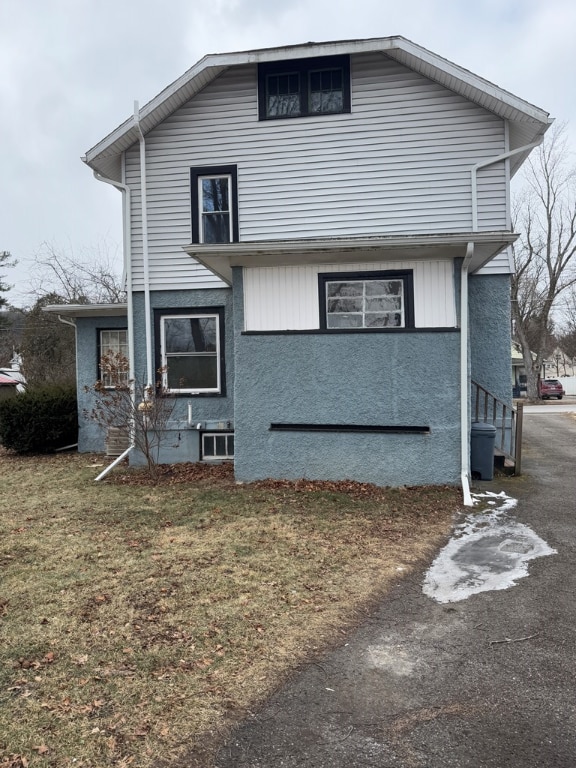 back of house featuring a lawn