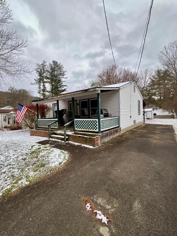 view of front of property featuring covered porch