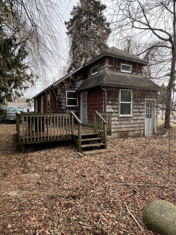 view of front of home featuring a wooden deck