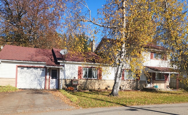 view of front facade with a garage and a front yard