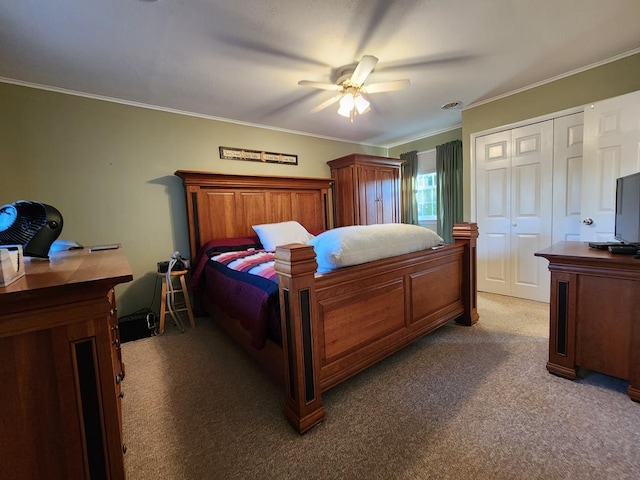 carpeted bedroom with crown molding, ceiling fan, and a closet