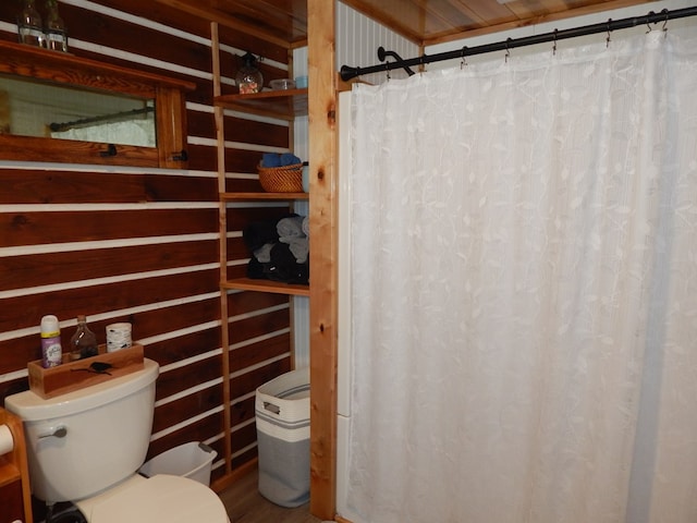 full bath featuring a shower with curtain and toilet