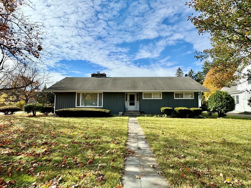 ranch-style house featuring a front lawn