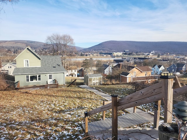 view of yard with a mountain view