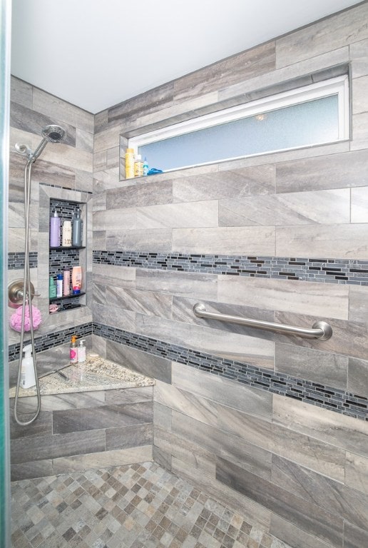 bathroom featuring tiled shower