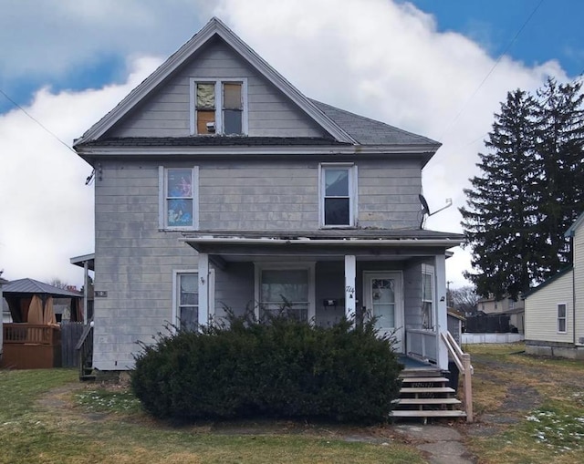 view of front of home featuring a front yard