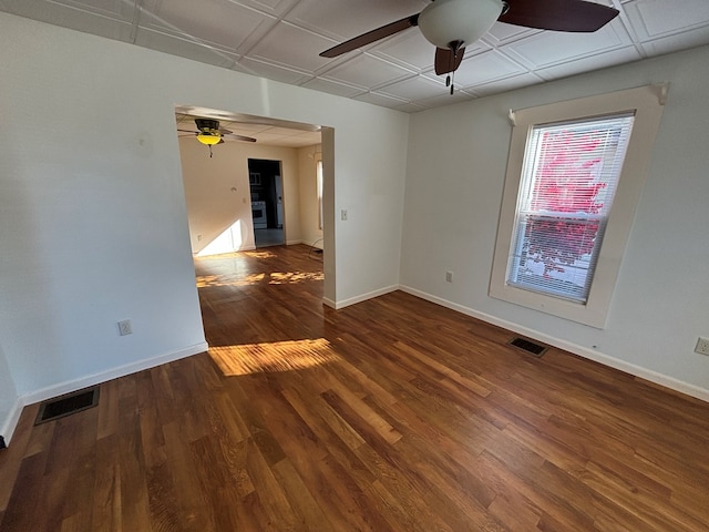 unfurnished room with dark wood-type flooring and ceiling fan