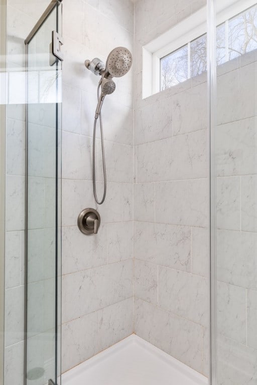 bathroom featuring tiled shower