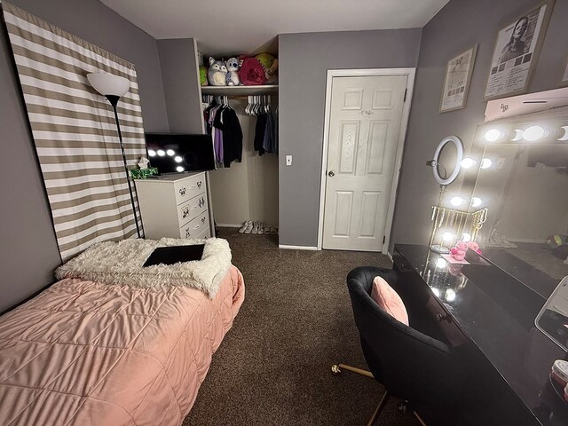 bedroom featuring a closet