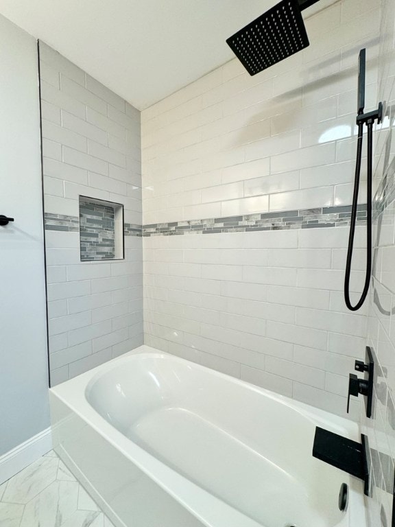 bathroom with tiled shower / bath combo