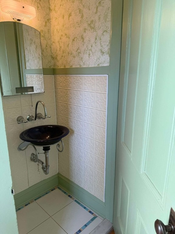 bathroom featuring tile walls, sink, and tile patterned floors