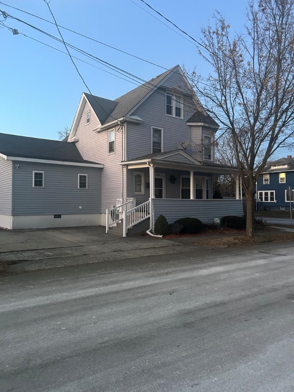 front facade featuring a porch