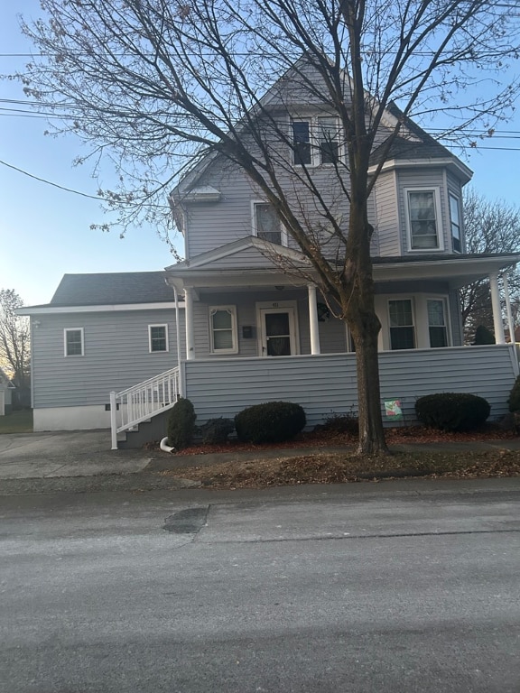 view of front facade with covered porch