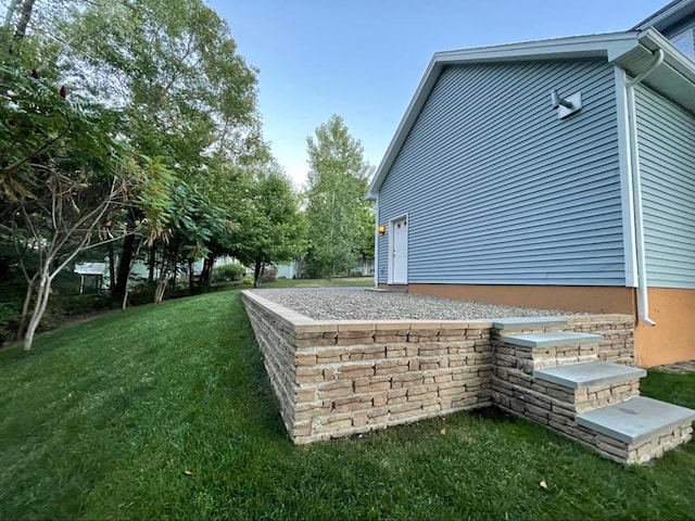 view of side of property featuring a lawn