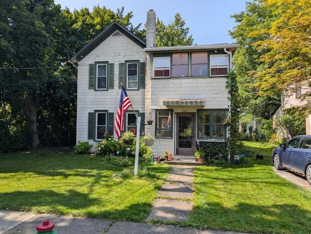 view of front of property featuring a front lawn