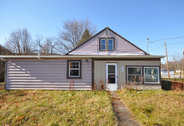 view of front of property featuring a front yard