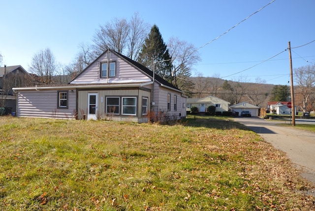 view of front of house featuring a front yard