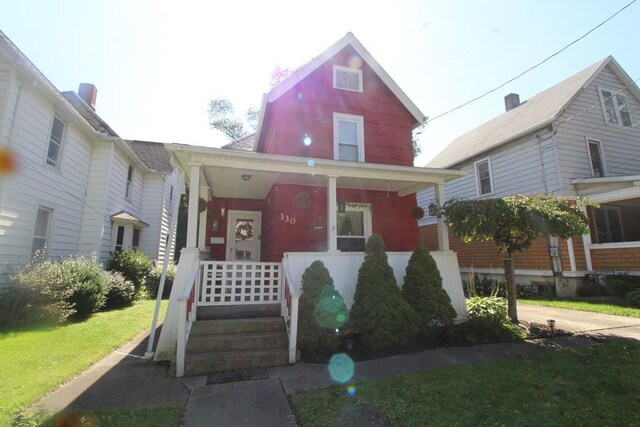 view of front of property featuring a front yard