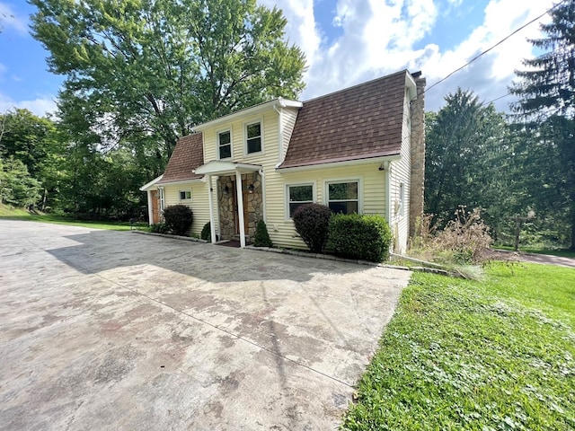 view of front facade featuring a front lawn