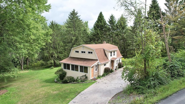 view of front of property with a front yard