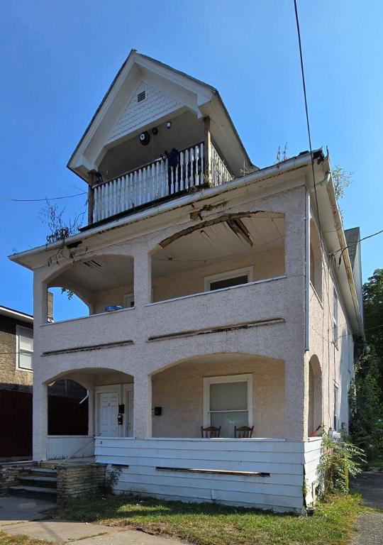 view of front facade featuring a balcony