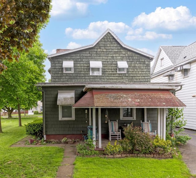 view of front of house featuring covered porch and a front yard