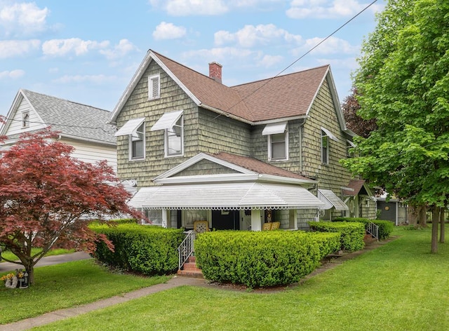 view of front of property with a front lawn