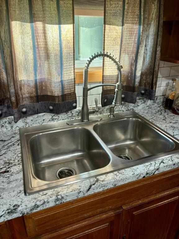 room details featuring tasteful backsplash and sink