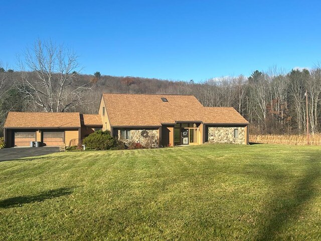 view of front facade with a garage and a front yard