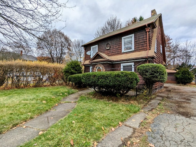 view of front facade with a front yard