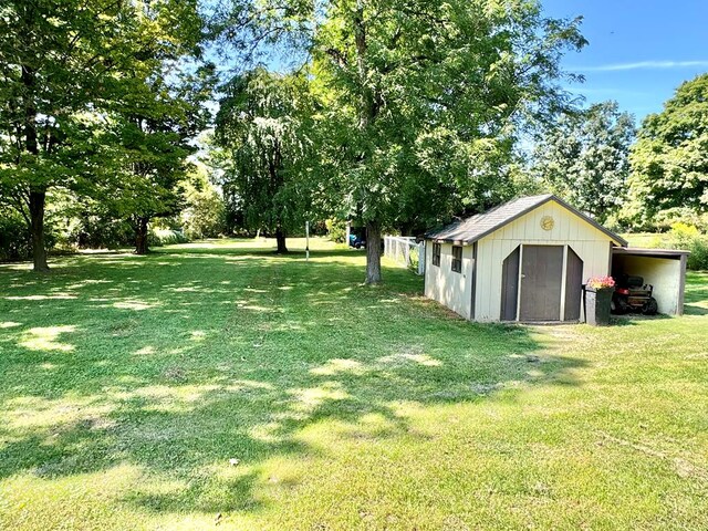 view of yard featuring a storage shed