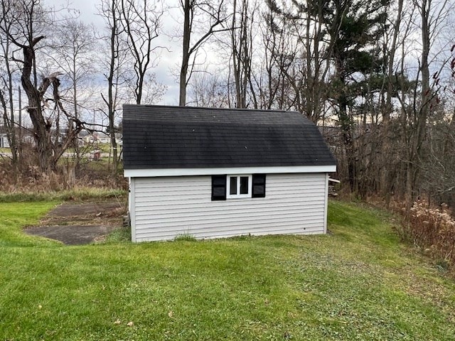 view of outdoor structure featuring a yard